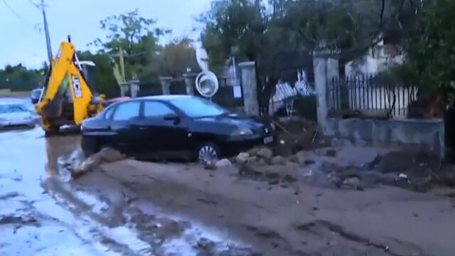 Καιρός: Στο κόκκινο το Αιγαίο με ισχυρές καταιγίδες και θυελλώδεις ανέμους έως 10 μποφόρ, στο επίκεντρο η Ρόδος - Τι θα γίνει τις επόμενες ώρες 