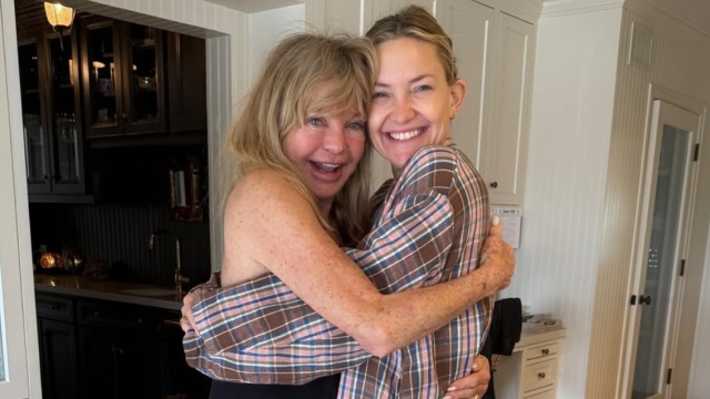 Η Κέιτ Χάντσον ποζάρει αγκαλιά με τη μητέρα της, Γκόλντι Χον, μετά την ανακοίνωση της υποψηφιότητάς της για Όσκαρ