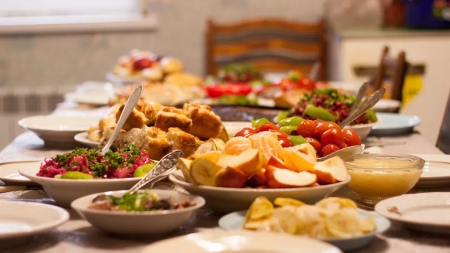 Τι μαγειρεύουμε με 8 ευρώ: Εβδομαδιαίο μενού για τετραμελή οικογένεια