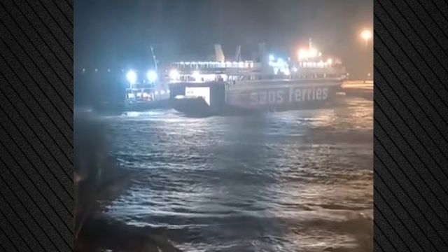 H κακοκαιρία έφτασε στη Ρόδο: Η θάλασσα βγήκε στο λιμάνι, πλοίο έδωσε μάχη για να δέσει, δείτε βίντεο