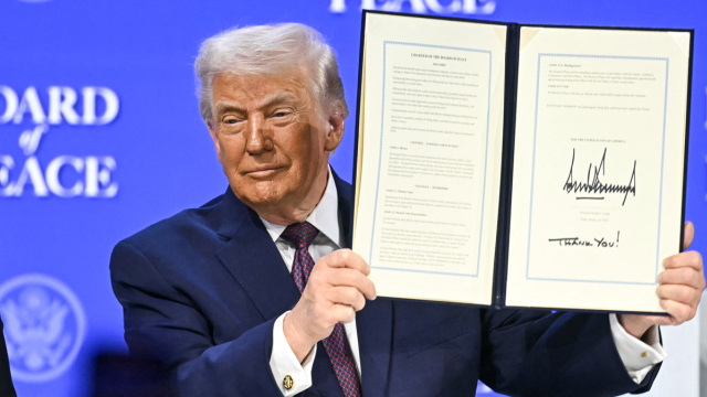 Ο Τραμπ ακυρώνει θεμελιώδη ρύθμιση Ομπάμα για το κλίμα ανοίγοντας τον δρόμο για μαζική απορρύθμιση 