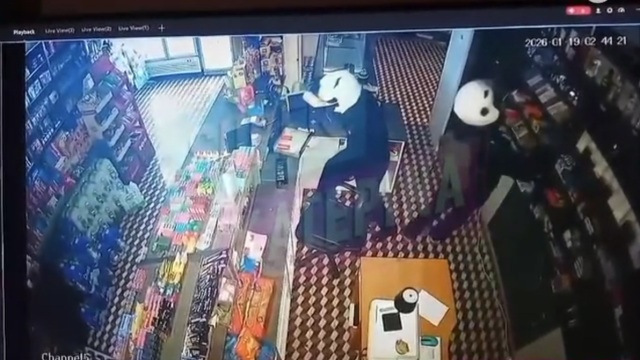 Καρέ καρέ η διάρρηξη σε κατάστημα ψιλικών στον Βόλο, άδειασαν το ταμείο σε λίγα λεπτά