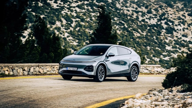 Δοκιμάζουμε το ολοκαίνουργιο ηλεκτρικό κουπέ SUV με τα 500+ χλμ. αυτονομίας