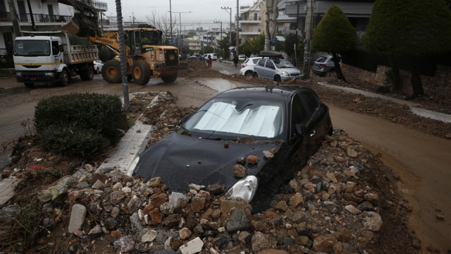 Πάνω από 1.500 κλήσεις δέχτηκε από την Τετάρτη η Πυροσβεστική, λόγω των έντονων καιρικών φαινομένων στην Αττική