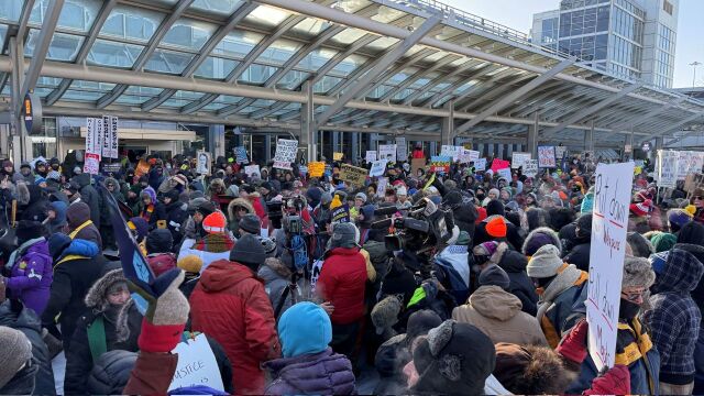 «Όχι δουλειά, όχι σχολείο, όχι ψώνια»: Απεργία στη Μινεσότα κατά της ICE
