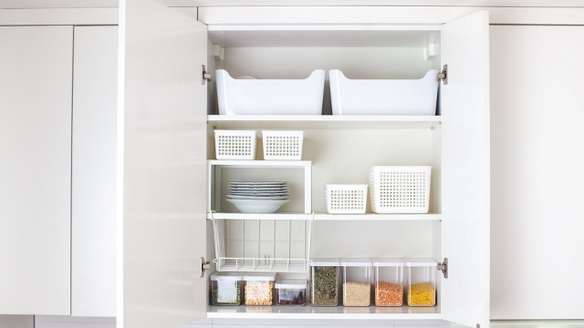 Κουζίνα χωρίς χάος: Όλα όσα κρατούν τα ντουλάπια μας οργανωμένα
