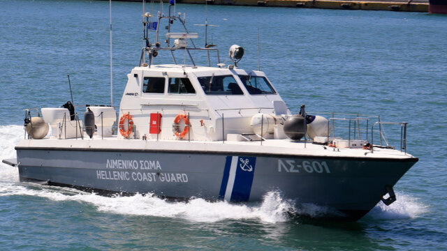 Μία νεκρή γυναίκα και ένα ανήλικο αγόρι χωρίς τις αισθήσεις του στην Ικαρία, συνεχίζεται η επιχείρηση διάσωσης μεταναστών