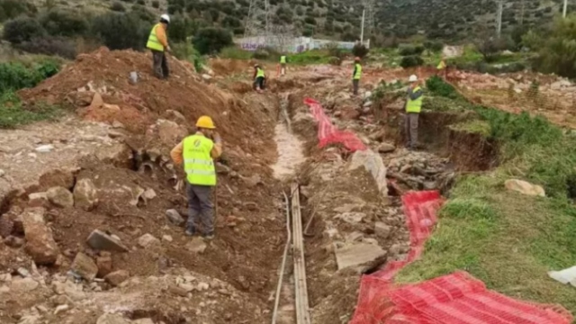 ΔΕΔΔΗΕ για τις καταστροφές στη Γλυφάδα: Συνεχίζονται οι εργασίες για απομάκρυνση εκτεθειμένων καλωδίων υψηλής τάσης