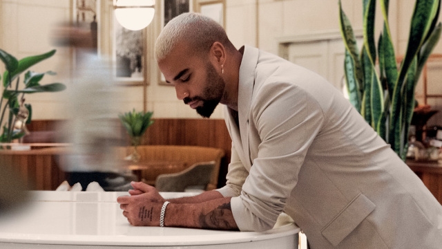 Kállay Saunders: «Το νέο μου single το έγραψα στην Αθήνα» 