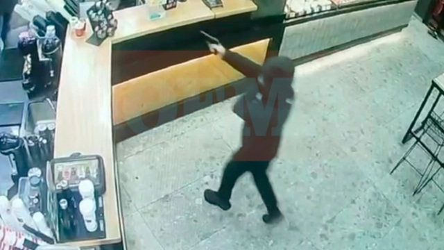 Βίντεο από τις ληστείες στη Δυτική Αττική: Απειλούσαν με όπλο και μαχαίρι τους υπαλλήλους και έπαιρναν τις εισπράξεις