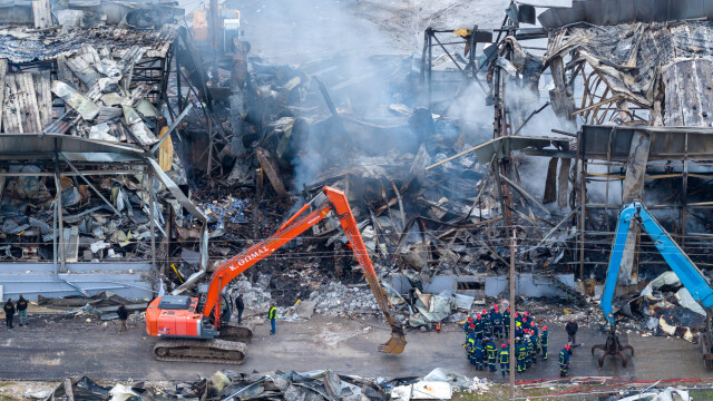 Εντοπίστηκε η πέμπτη σορός από τη φωτιά στο εργοστάσιο Βιολάντα στα Τρίκαλα - Τα σενάρια για το πώς προκλήθηκε η μεγάλη έκρηξη