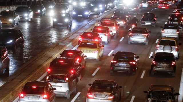 Βελτιωμένη η εικόνα της κίνησης σε Κηφισίας και στον Κηφισό μετά από τροχαία και φωτιά σε όχημα