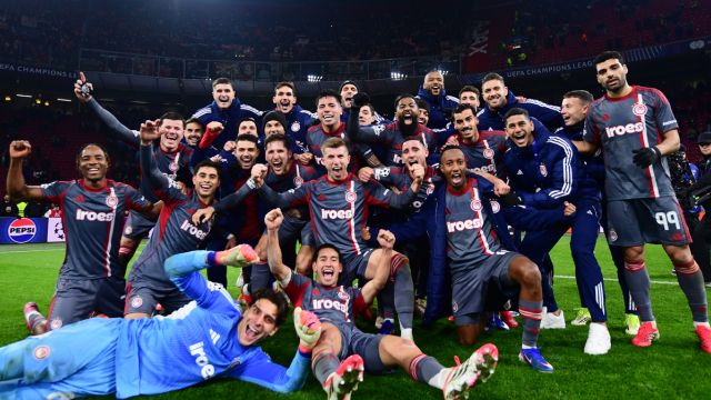 Ο Ολυμπιακός πέρασε στα playoffs του Champions League με διπλό στον Άγιαξ και ετοιμάζεται για Αταλάντα ή Λεβερκούζεν: Το πάρτι στα αποδυτήρια και το «πάμε Ολυμπιακάρα» του Έσε