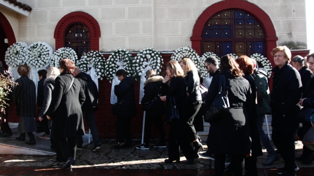 Σε κλίμα οδύνης το τελευταίο «αντίο» στην Ελένη Κατσαρού στα Τρίκαλα που σκοτώθηκε στη Βιολάντα