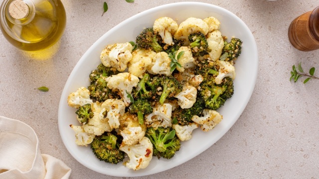 Πώς αξιοποιούμε τα κοτσάνια του μπρόκολου και τα φύλλα του κουνουπιδιού