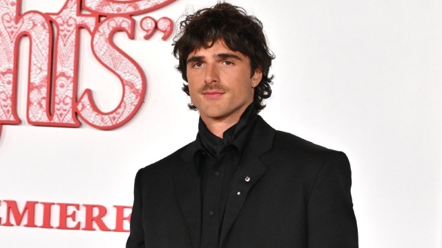 Ο Τζέικομπ Ελόρντι αποκάλυψε ότι υπέστη έγκαυμα 2ου βαθμού στα γυρίσματα του Wuthering Heights: Μου διέλυσε την πλάτη