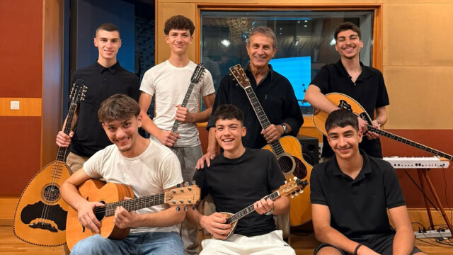 Οι 16χρονοι Τεκετζήδες μπήκαν στο στούντιο με τον Γιώργο Νταλάρα