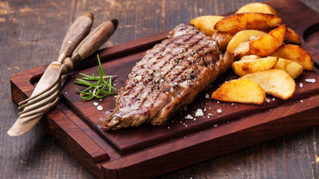 Την Τσικνοπέμπτη ψήνουμε (και) στο air fryer: 11 συνταγές για συνοδευτικά και κυρίως