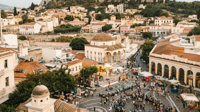 Έρευνα ΙΝΣΕΤΕ: Πόσα ξοδεύουν σε καθημερινή βάση οι ξένοι επισκέπτες στην Ελλάδα