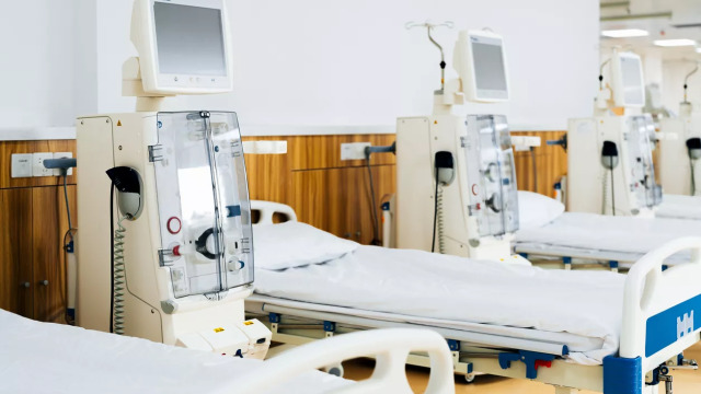 Ανοίγει ο δρόμος για αιμοκάθαρση σε ιδιωτικές δομές για ανασφάλιστους – Ποια η διαδικασία
