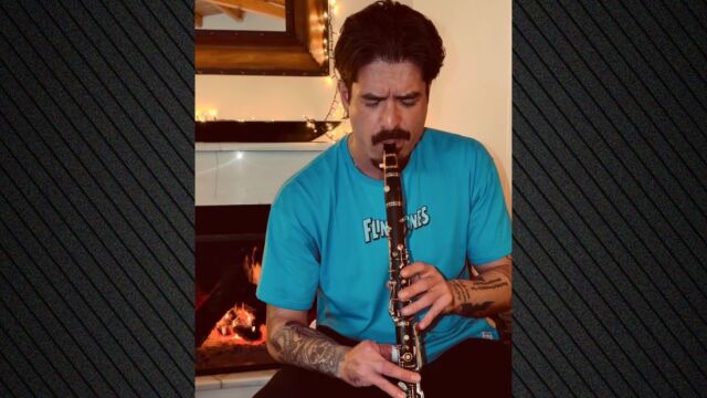 Ο Άρης Μουγκοπέτρος έπαιξε κλαρίνο με δύο δάχτυλα, δείτε βίντεο