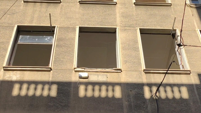 Γυψοσανίδα έπεσε από σπίτι 2ου ορόφου σε 70χρονη στην Ερμού, μεταφέρθηκε στο νοσοκομείο