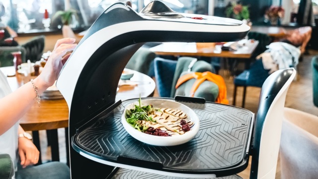 Πώς η Τεχνητή Νοημοσύνη αλλάζει την εστίαση: Από ρομπότ σερβιτόρους μέχρι έξυπνα σχεδιασμένα μενού