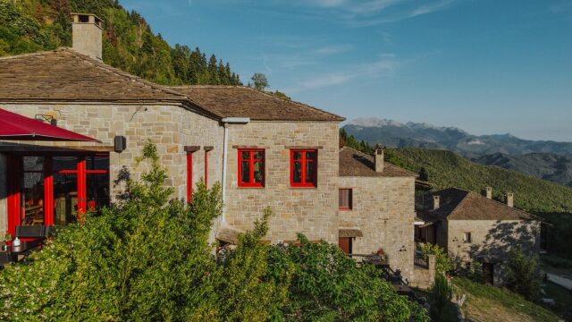 10 ξενώνες για δύο στην Ελλάδα με ζεστή ατμόσφαιρα, ρομαντισμό και θέα σε ειδυλλιακά τοπία