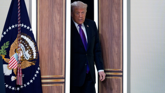 Ο Τραμπ διέγραψε από τον λογαριασμό του το βίντεο που δείχνει τους Ομπάμα ως πιθήκους: «Υπάλληλος το ανέβασε κατά λάθος»