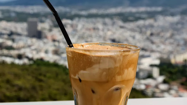 Φραπέ: Ο καφές που ξαναγίνεται μόδα από την Gen Z