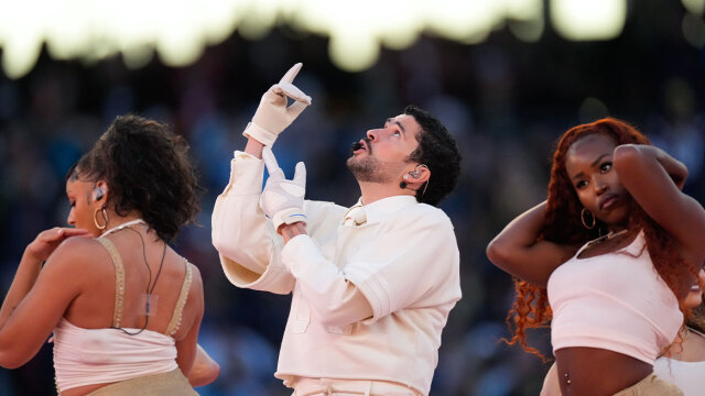 Ποιος είναι ο Bad Bunny που καθήλωσε εκατομμύρια τηλεθεατές στο Super Bowl LX και προκάλεσε την οργή του Τραμπ:  Οι λάτιν ρυθμοί, η Lady Gaga και ο γάμος 