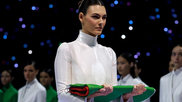 Η σύντροφος του Λεονάρντο ντι Κάπριο κρατά την ιταλική σημαία στην τελετή έναρξης των Χειμερινών Ολυμπιακών Αγώνων 2026