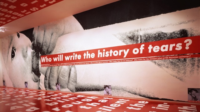 Barbara Kruger: Η καταξιωμένη Αμερικανίδα καλλιτέχνιδα δημιουργεί έργα στα ελληνικά 
