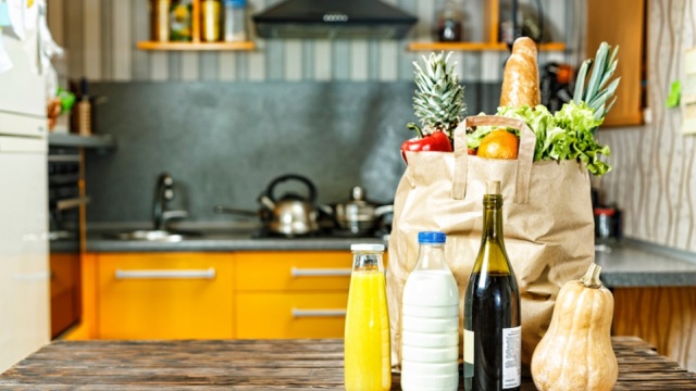 Τι αξίζει να έχουμε πάντα στο ντουλάπι: Τα τρόφιμα που μας λύνουν τα χέρια στο καθημερινό μαγείρεμα