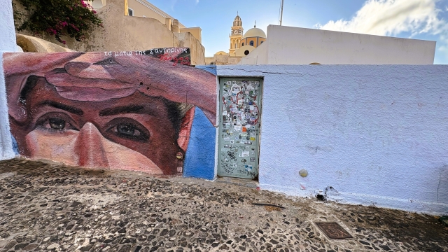 
Πώς η ελληνική pop κουλτούρα διαμορφώνει τις ταξιδιωτικές μας αποφάσεις