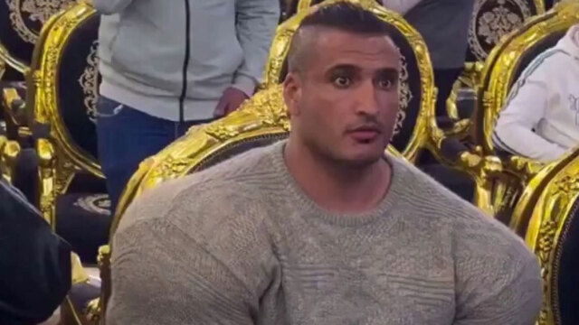 Αιγύπτιος σωματοφύλακας τράβηξε τα βλέμματα με την ασυνήθιστα ογκώδη σωματική του διάπλαση (vid)