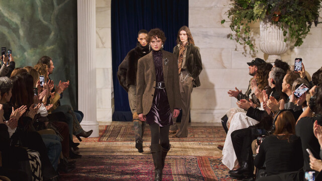 Ρομαντισμός και διαχρονική πολυτέλεια στη συλλογή Φθινόπωρο 2026 του Ralph Lauren
