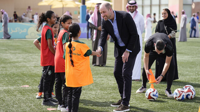 Πρίγκιπας Ουίλιαμ: Συνάντησε παίκτριες ποδοσφαίρου στη Σαουδική Αραβία (εικόνες)