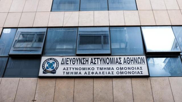 Φυλάκιση 4 και 4,5 ετών με αναστολή στους δύο αστυνομικούς για τον βιασμό της 19χρονης στο ΑΤ Ομόνοιας