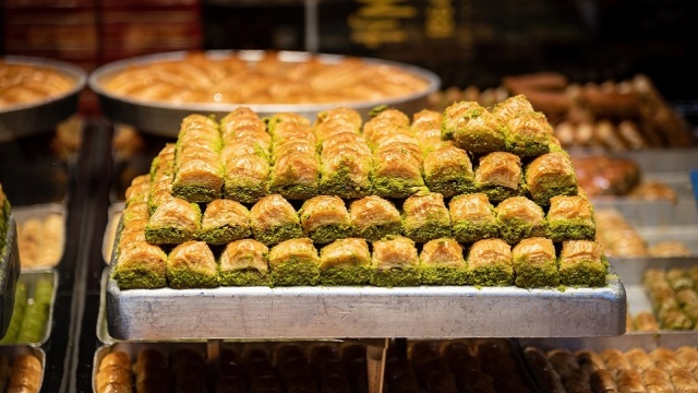 Σιροπιαστά γλυκά: Πού βρίσκουμε από τα καλύτερα γλυκά ταψιού για το σπίτι