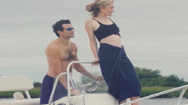 Love Story: Γιατί είναι τόσο δύσκολο να αποτυπωθεί το στυλ της Carolyn Bessette-Kennedy;
