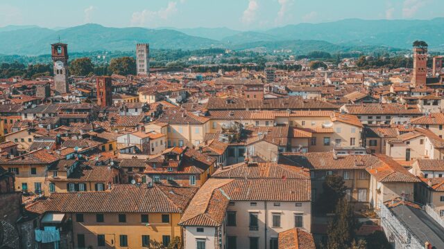 Lucca: Ατμοσφαιρικά στενά, εντυπωσιακές εκκλησίες και στιβαρά τείχη
