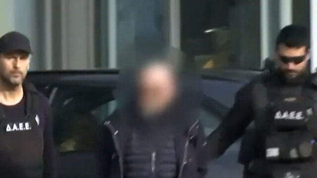 Η στιγμή της σύλληψης του ιδιοκτήτη του εργοστασίου Βιολάντα μετά την αναβάθμιση του κατηγορητηρίου, δείτε βίντεο 