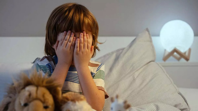 Πώς γεννιέται μια φοβία; Το αμφιλεγόμενο «πείραμα του μικρού Άλμπερτ» που έμεινε στην ιστορία της ψυχολογίας
