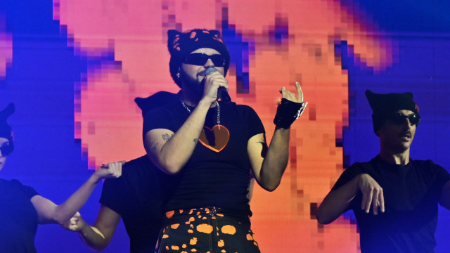 Akylas: Η ομοφοβική επίθεση στη Θεσσαλονίκη και οι οικονομικές δυσκολίες πριν από τη Eurovision