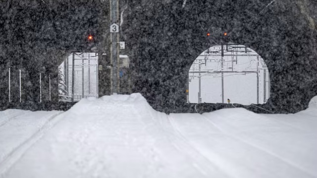 Τρένο με 29 επιβάτες εκτροχιάστηκε στην Ελβετία μετά από χιονοστιβάδα, πέντε άτομα τραυματίστηκαν