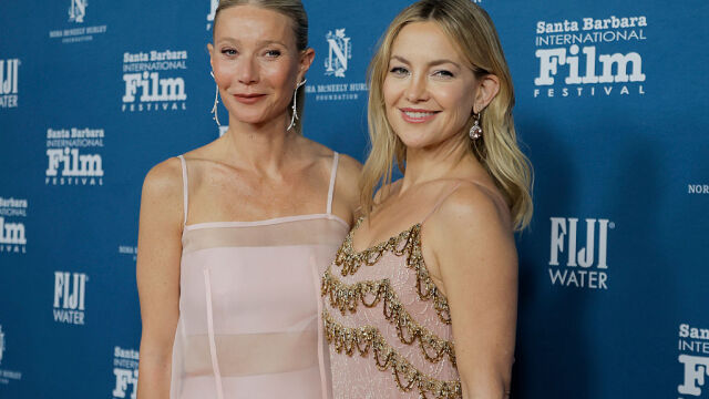 Γκουίνεθ Πάλτροου - Κέιτ Χάντσον: Μαζί στο κόκκινο χαλί - Η γλυκιά αγκαλιά και τα κομψά φορέματα 