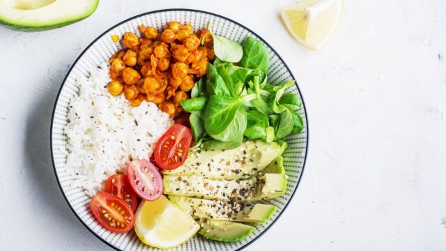 Πώς μπορούμε να τρώμε πιο ισορροπημένα χωρίς να μπούμε σε νοοτροπία δίαιτας