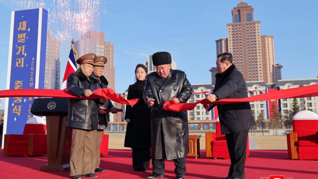 Ο Κιμ Γιονγκ Ουν εγκαινίασε κατοικίες για τις οικογένειες στρατιωτών που σκοτώθηκαν στη Ρωσία, μαζί του και η κόρη-διάδοχός του