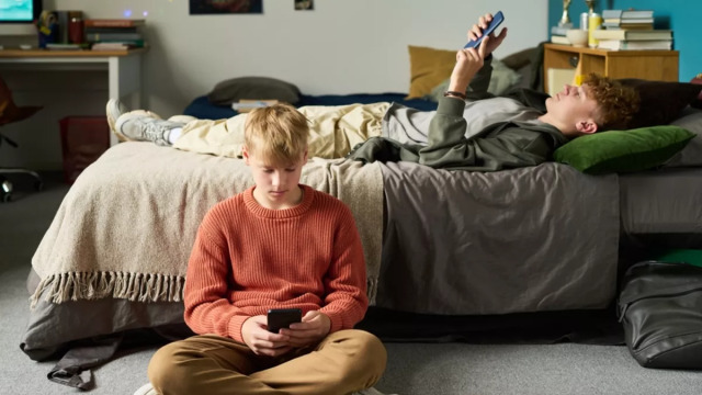 Γεμάτοι στρες οι σημερινοί έφηβοι – Βοηθά πολύ εάν «ξεκολλήσουν» από τις οθόνες
